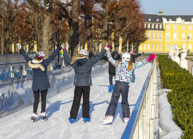 Eislaufen auf dem Schloßplatz in Karlsruhe