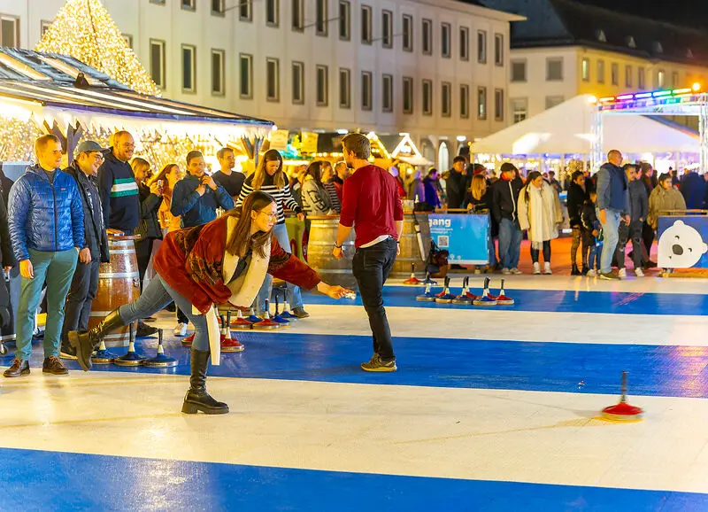 Eisstockschießen auf dem Schloßplatz in Karlsruhe